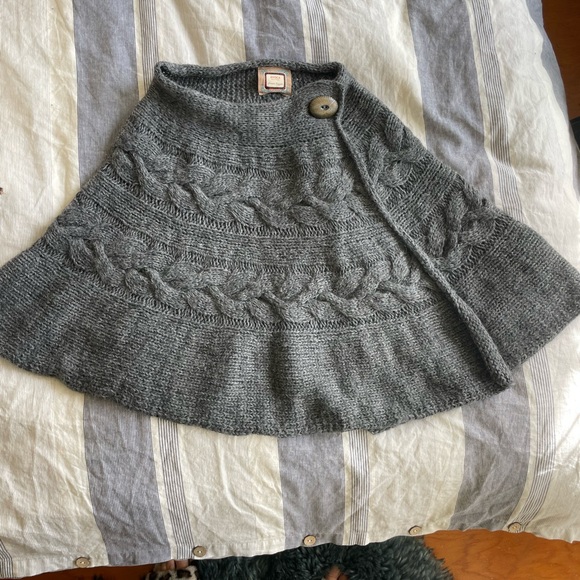 Avoca small poncho/shrug - Picture 3 of 4
